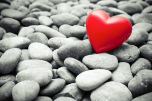Rotes Herz auf Steinen