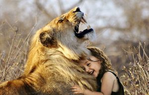 Löwe mit kleinem Kind