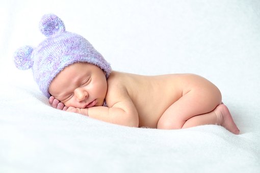 Schlafendes Baby mit Mütze
