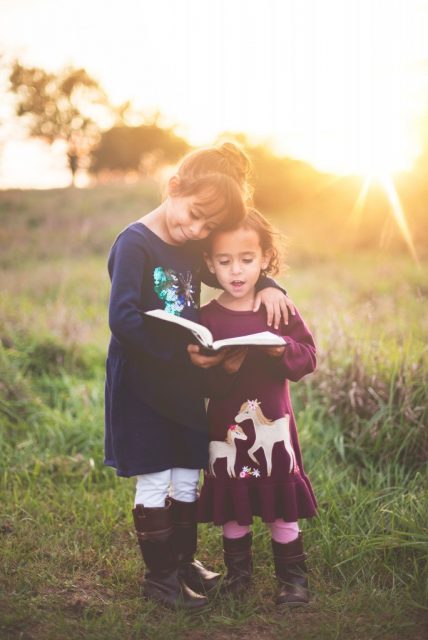 2 Kinder lesen ein Buch