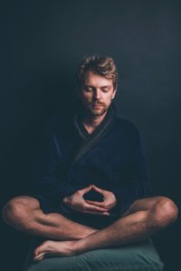Mann meditiert